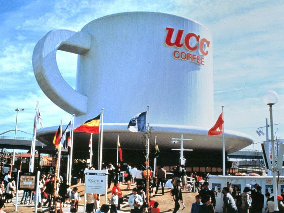 Gian hàng UCC Coffee hình tách cà phê khổng lồ