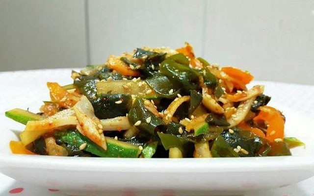 Gỏi trộn rau củ và rong biển Wakame